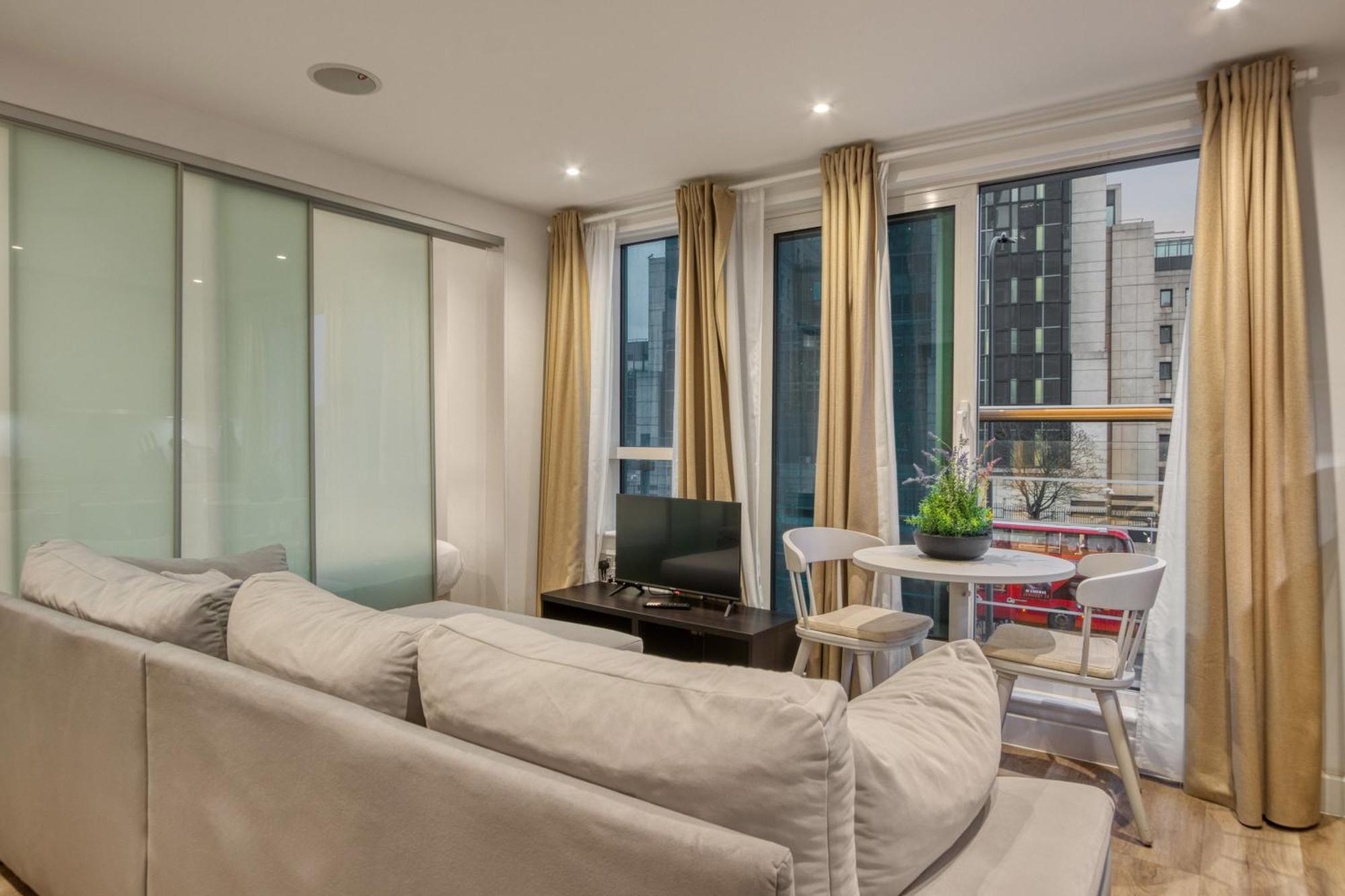 Stunning 1 Bed With Ac Next To Vauxhall Station London