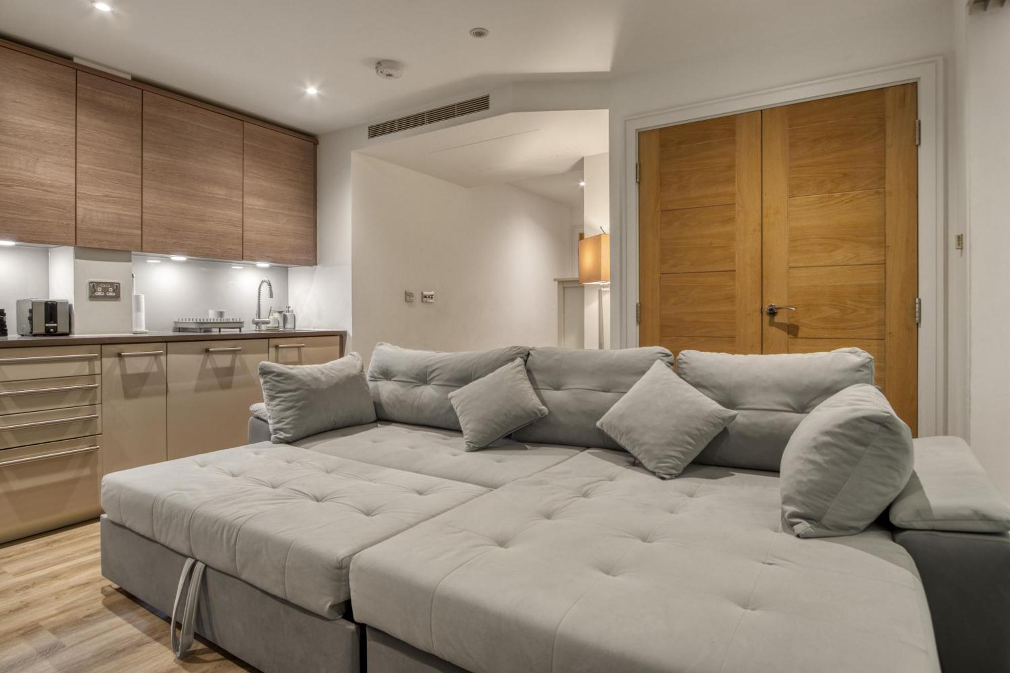 Stunning 1 Bed With Ac Next To Vauxhall Station Apartment *