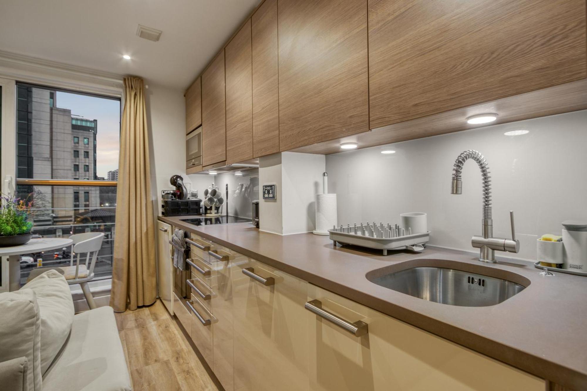 Stunning 1 Bed With Ac Next To Vauxhall Station Apartment *