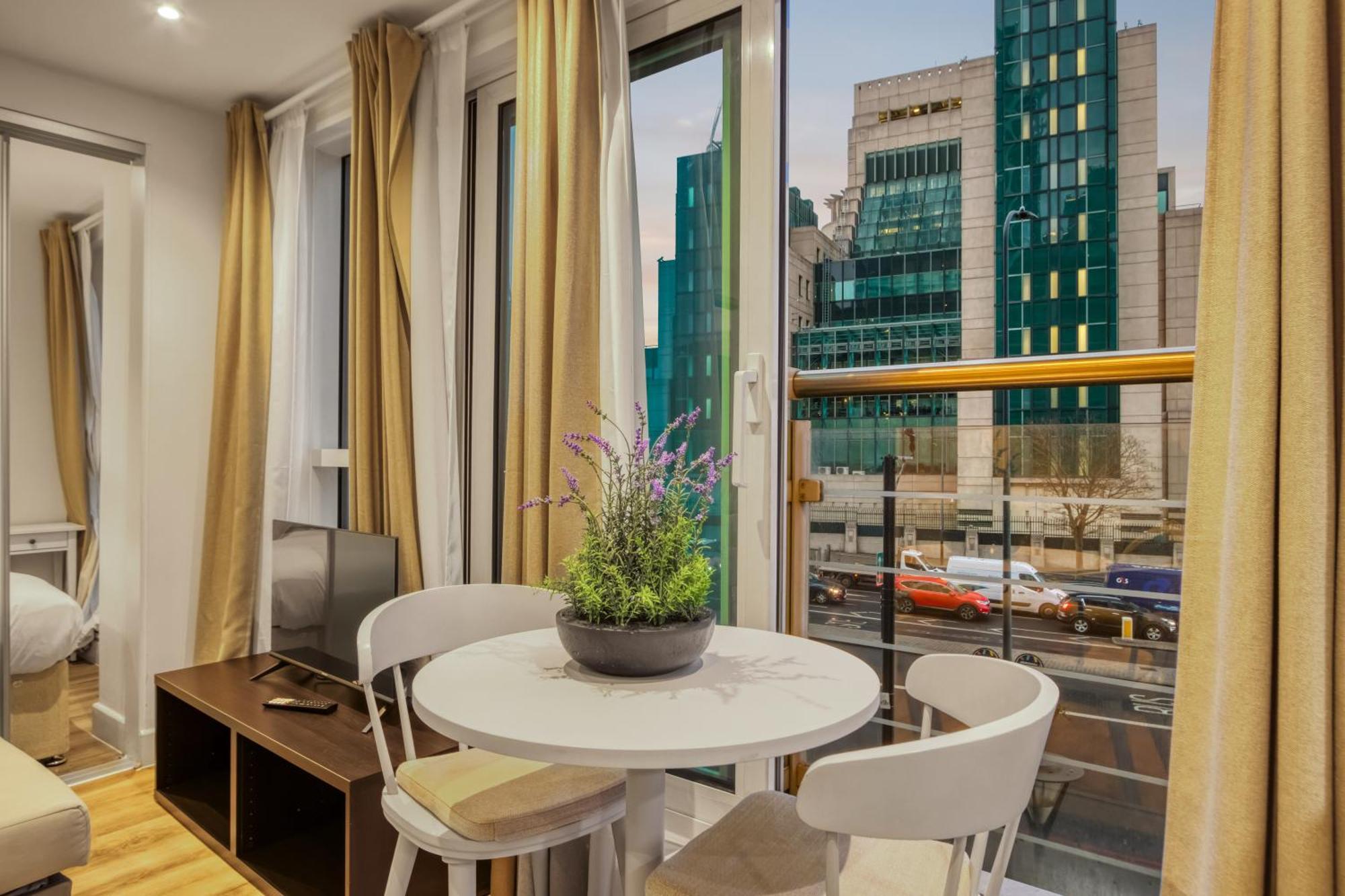 Stunning 1 Bed With Ac Next To Vauxhall Station * London