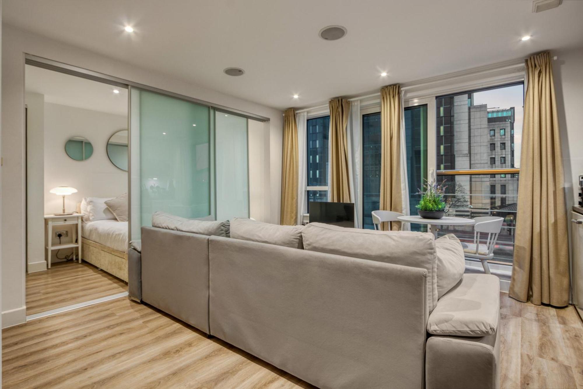 Stunning 1 Bed With Ac Next To Vauxhall Station Apartment *